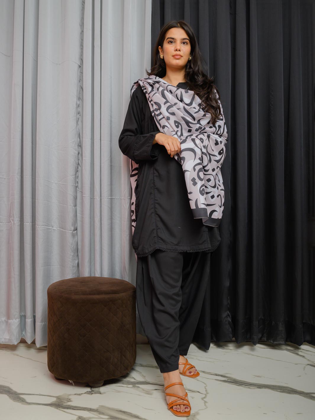Hujoom Shawl (Black & White)