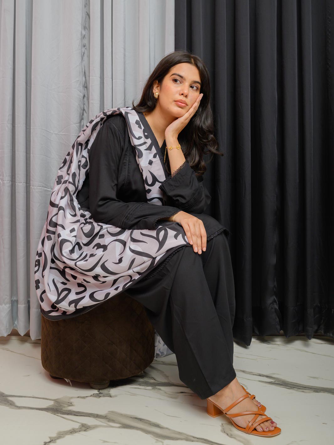 Hujoom Shawl (Black & White)