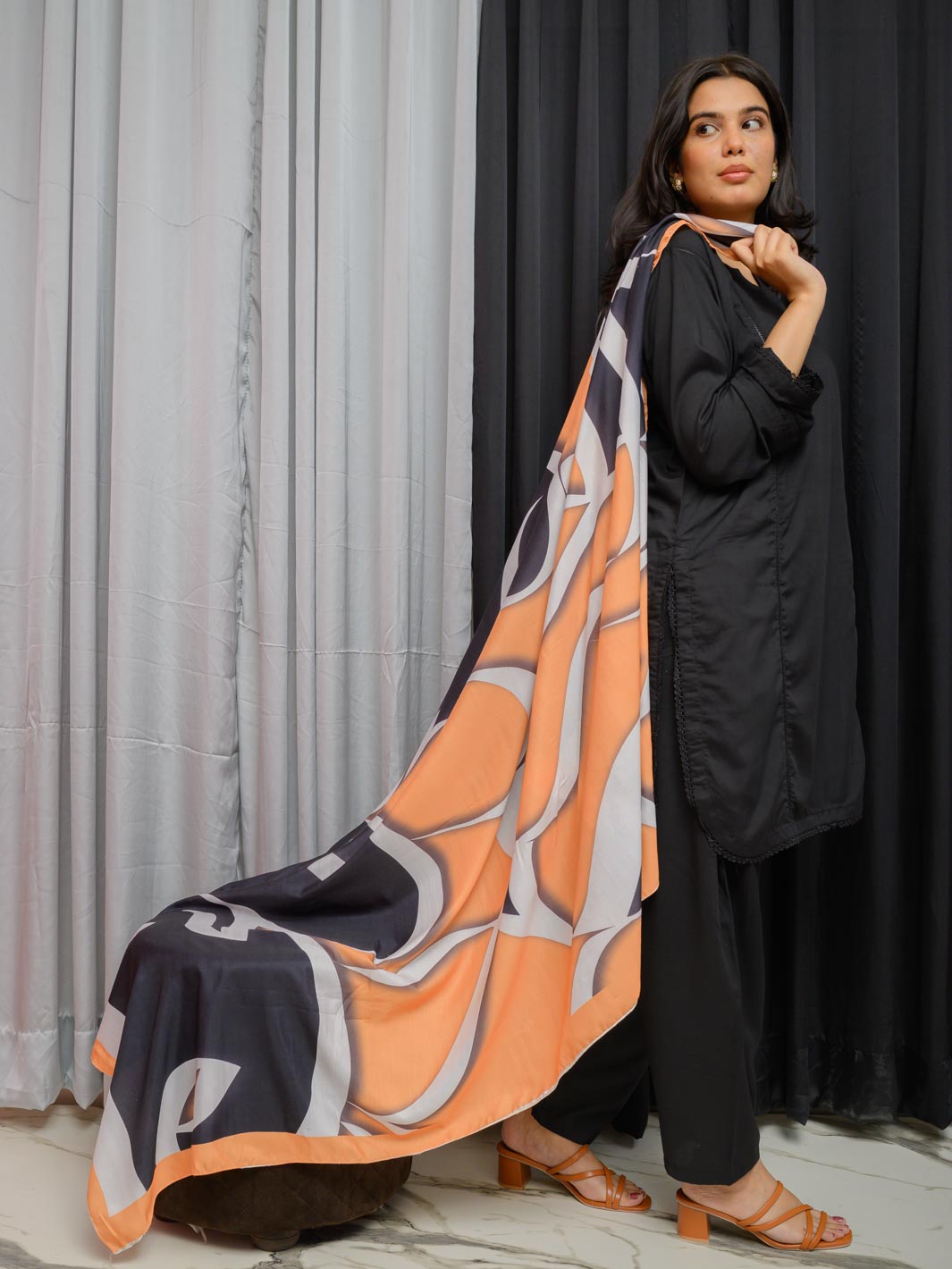 Huroof Ki Mehfil Dupatta (black and white)