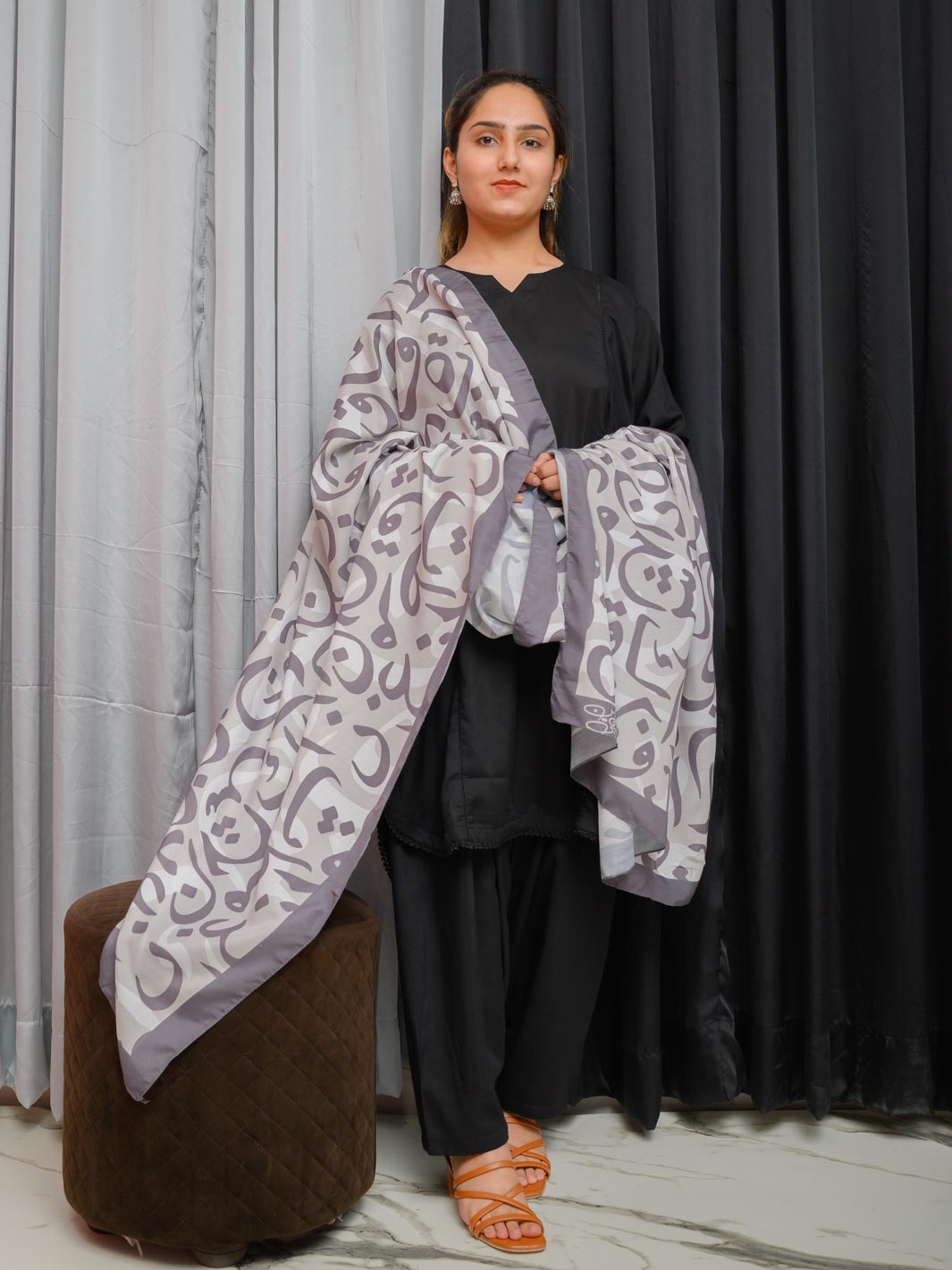 Hujoom Dupatta (Grey)